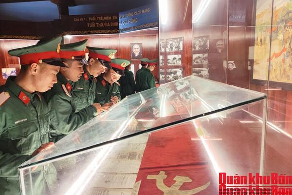 Sư đoàn 968 tổ chức cho chiến sĩ xuất ngũ năm 2026 dâng hương, tham quan các địa chỉ đỏ