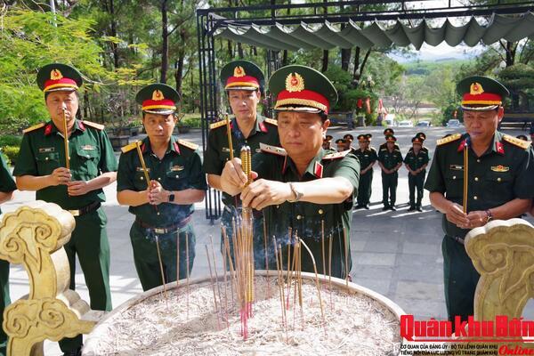 Trung tướng Hà Thọ Bình, Tư lệnh Quân khu tri ân các Anh hùng liệt sĩ và đối tượng chính sách tại Quảng Trị.