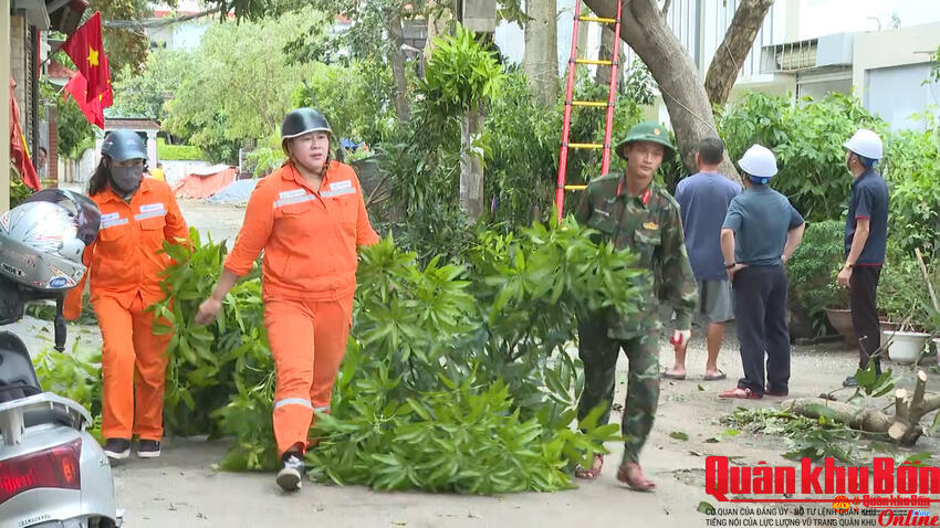 VIDEO: LỰC LƯỢNG VŨ TRANG QUÂN KHU 4 HỖ TRỢ CÁC ĐỊA PHƯƠNG KHẮC PHỤC HẬU QUẢ SAU BÃO