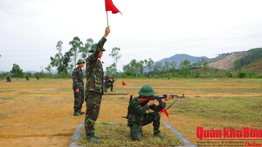 Hoa bắn giỏi trên thao trường tháng Tư