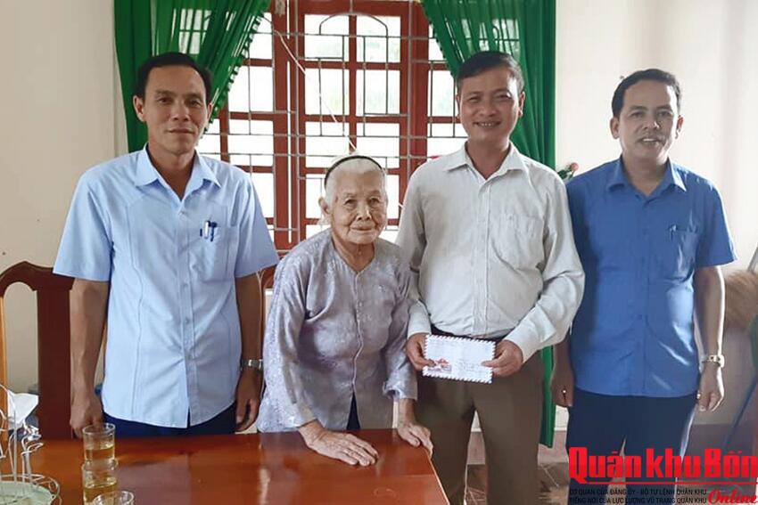 Cụ bà 98 tuổi ủng hộ quỹ phòng, chống Covid - 19