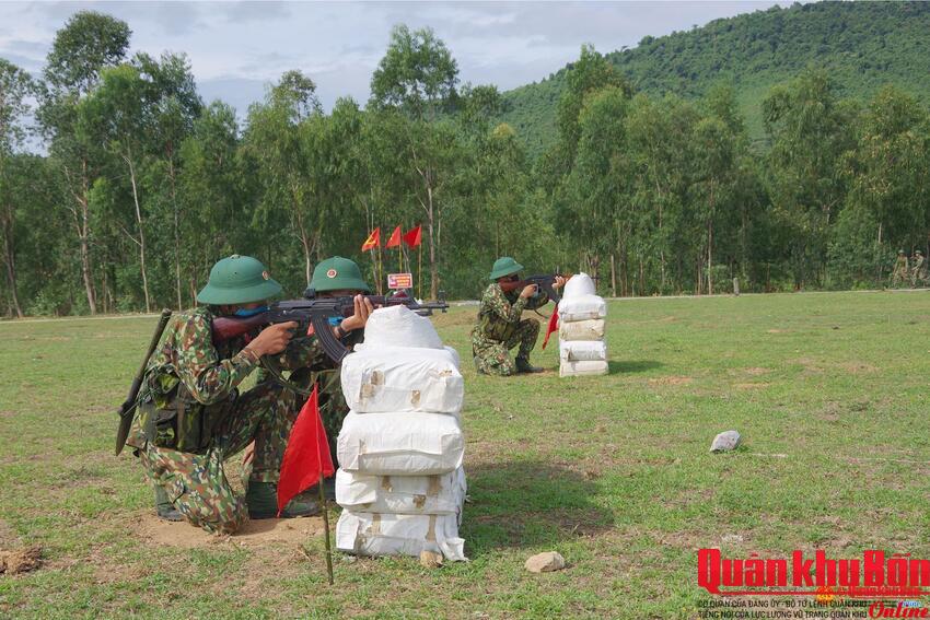 Luyện quân giữa tháng Tám mùa Thu