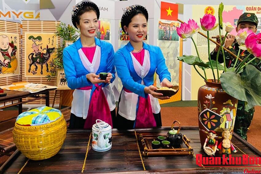 Tiếng hát Bộ đội Cụ Hồ làm rung động trái tim bạn bè quốc tế