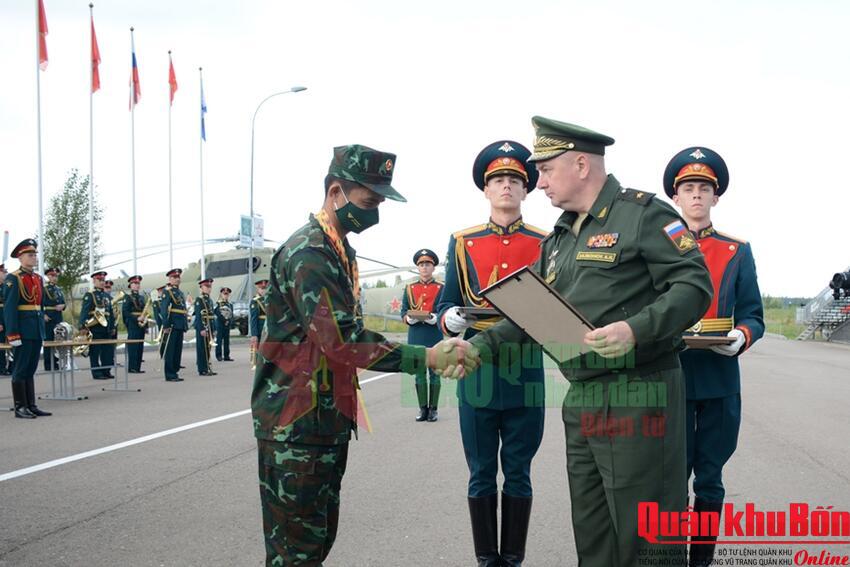 Đội tuyển của QĐND Việt Nam nhận Huy chương đồng môn Kinh tuyến