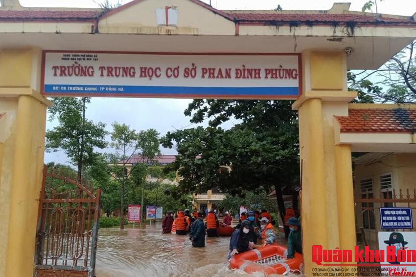Ban Chỉ huy Quân sự thành phố Đông Hà giúp Nhân dân phòng, chống mưa lụt