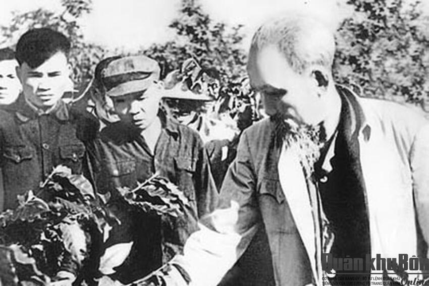 Nông dân là một lực lượng rất to lớn của dân tộc, một đồng minh rất trung thành của giai cấp công nhân