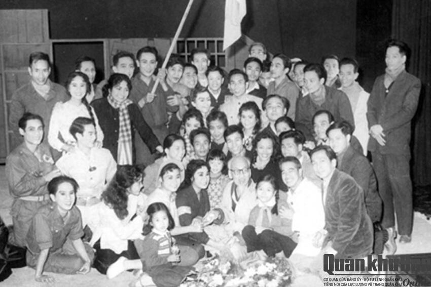 Để làm tròn nhiệm vụ cao quý của mình, văn nghệ sĩ cần phải rèn luyện đạo đức cách mạng, nâng cao tinh thần phục vụ Nhân dân