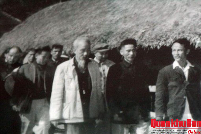 Đảng viên, đoàn viên thanh niên lao động phải là những người xung phong gương mẫu trong mọi mặt sản xuất, công tác, học tập, đoàn kết