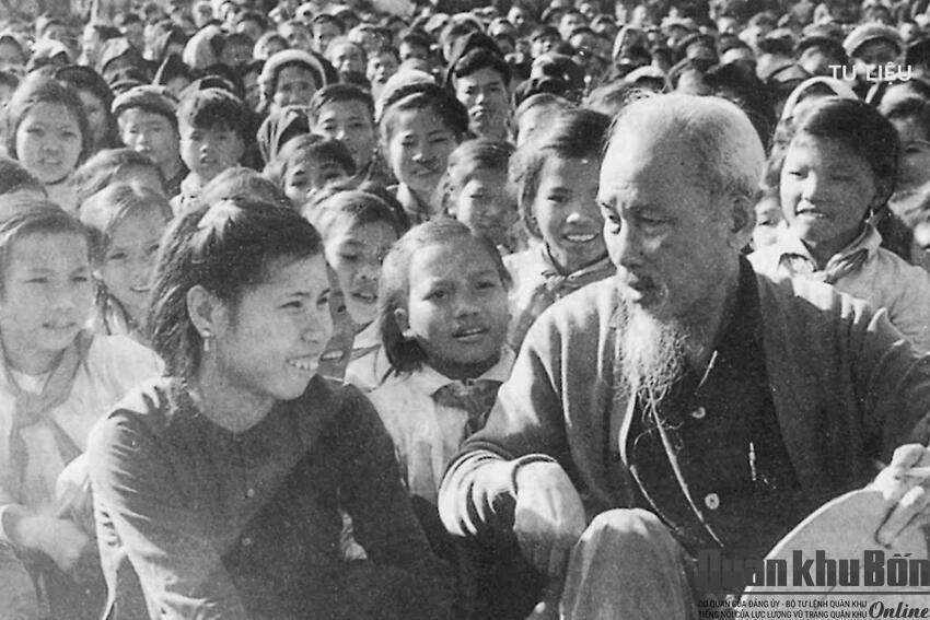 “Dân ta phải giữ nước ta/ Dân là con nước, nước là mẹ chung”