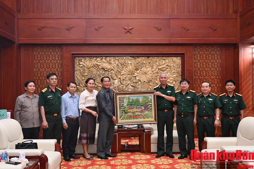 Lãnh đạo tỉnh Xiêng Khoảng thăm Quân khu 4
