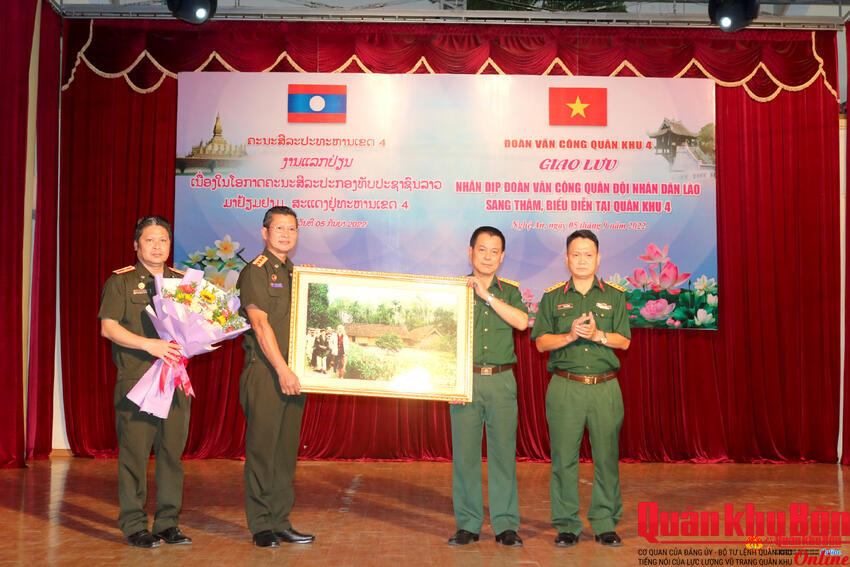 Đoàn Văn công Quân đội Nhân dân Lào thăm, làm việc tại Đoàn Văn công Quân khu 4