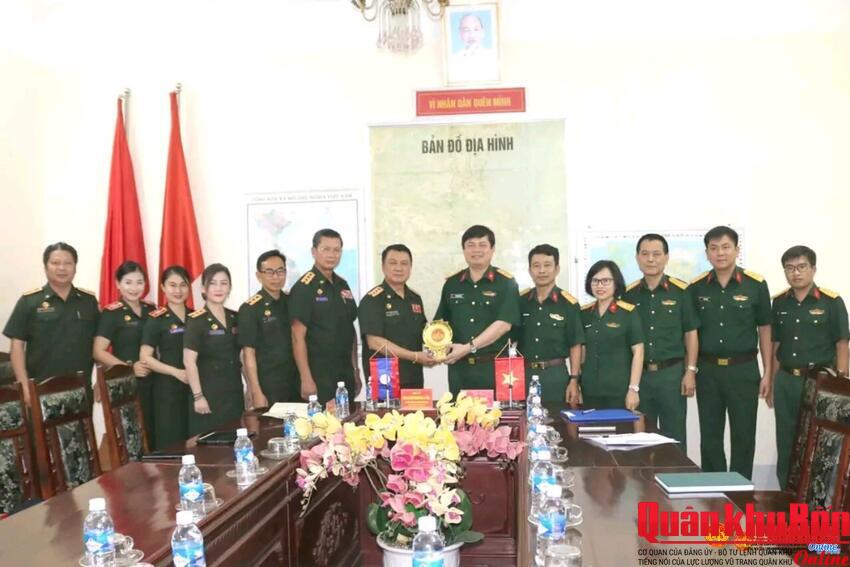 Đoàn cán bộ Quân đội Nhân dân Lào thăm, làm việc tại Cục Chính trị Quân khu 4