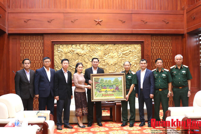 Bộ trưởng, Chủ nhiệm Văn phòng Phủ Thủ tướng Lào thăm Quân khu 4