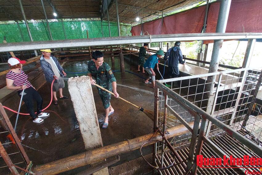 Lực lượng vũ trang thị xã Thái Hòa giúp Nhân dân khắc phục hậu quả mưa lũ