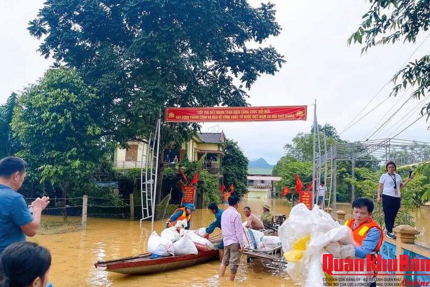 Tân Kỳ: Trao nhu yếu phẩm cho người dân vùng ngập lụt