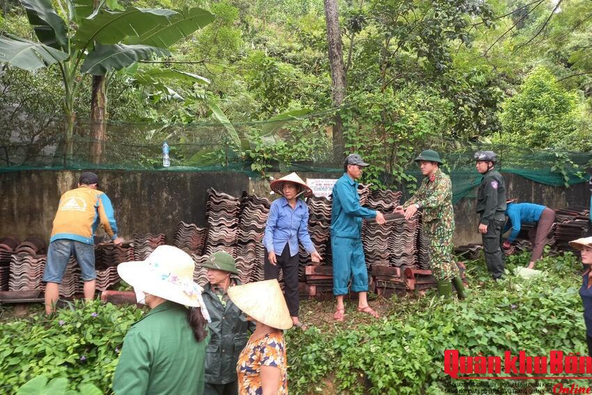 LLVT huyện Nghi Lộc và Đoàn KT-QP 4 giúp Nhân dân khắc phục hậu quả mưa lũ