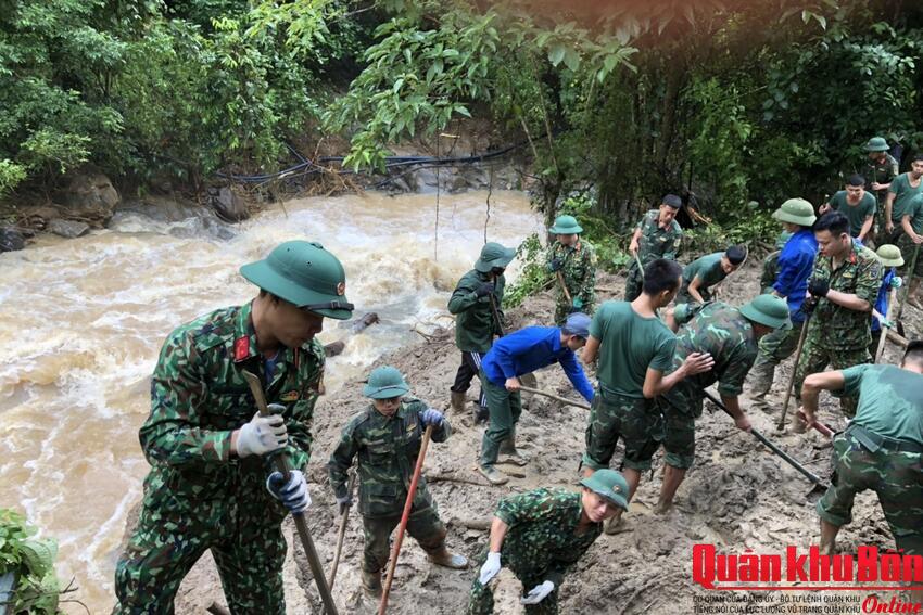 Đoàn Kinh tế - Quốc phòng 4 nỗ lực giúp Nhân dân khắc phục hậu quả mưa lũ
