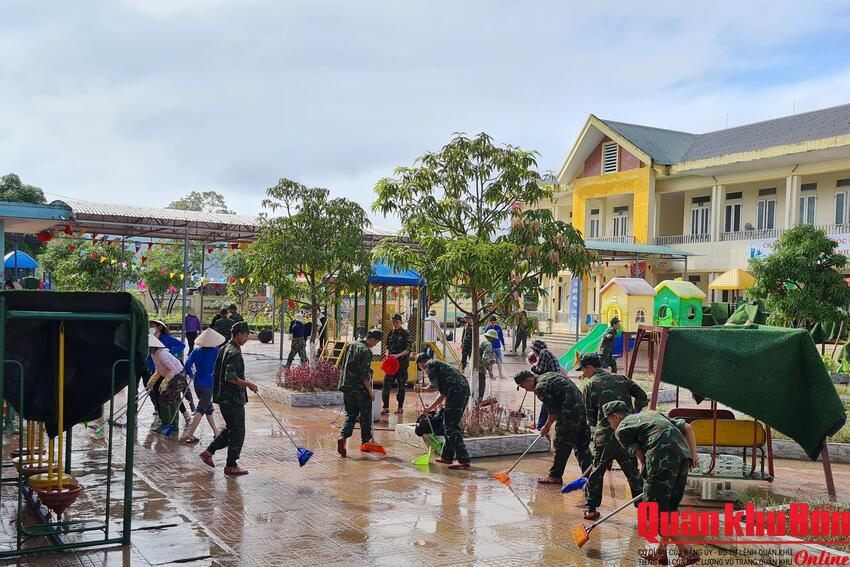 Tiểu đoàn 31, Bộ Tham mưu Quân khu 4 giúp Trường Mầm Non Xuân Hồng dọn vệ sinh sau lũ