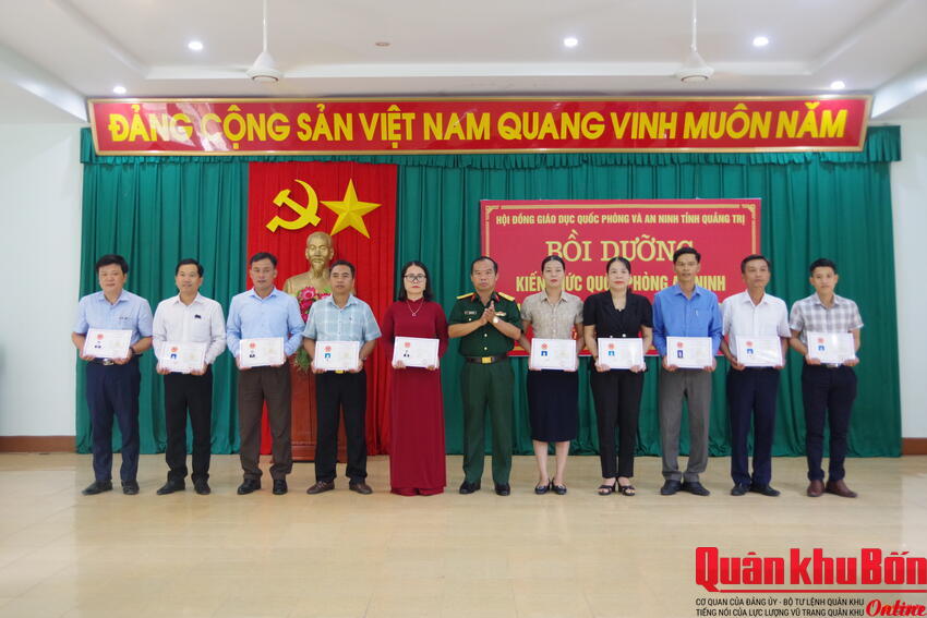 Tỉnh Quảng Trị: Bế mạc Lớp bồi dưỡng kiến thức Quốc phòng và An ninh đối tượng 3 năm 2023
