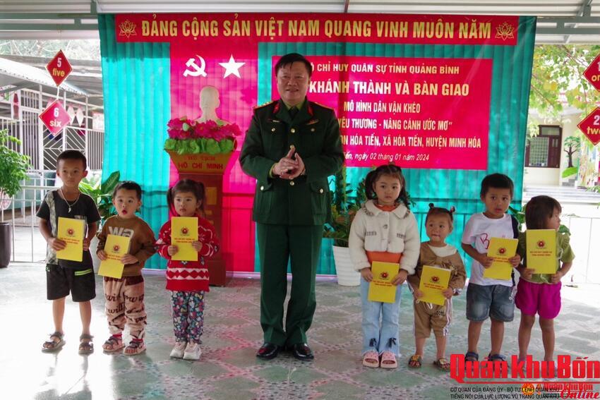 Bộ Chỉ huy Quân sự tỉnh Quảng Bình tặng mô hình dân vận khéo “Kết nối yêu thương-Nâng cánh ước mơ”