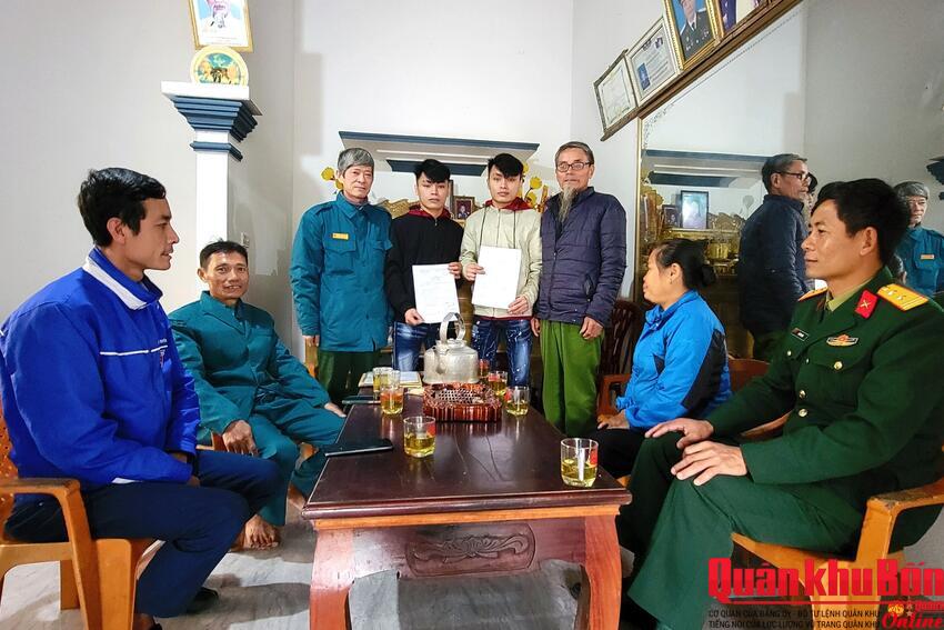 Hai anh em tình nguyện nhập ngũ
