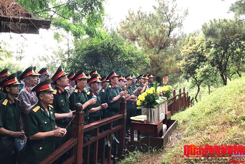 Tỉnh Quảng Bình: Hàng nghìn người dân viếng mộ tri ân Đại tướng Võ Nguyên Giáp