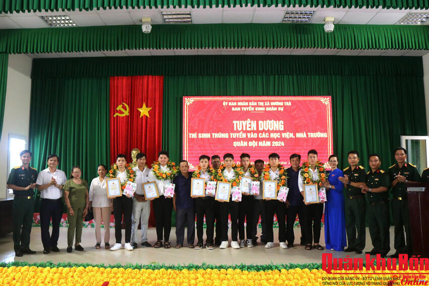 Thị xã Hương Trà, tỉnh Thừa Thiên Huế: Gặp mặt, tuyên dương thí sinh trúng tuyển vào các học viện, nhà trường Quân đội