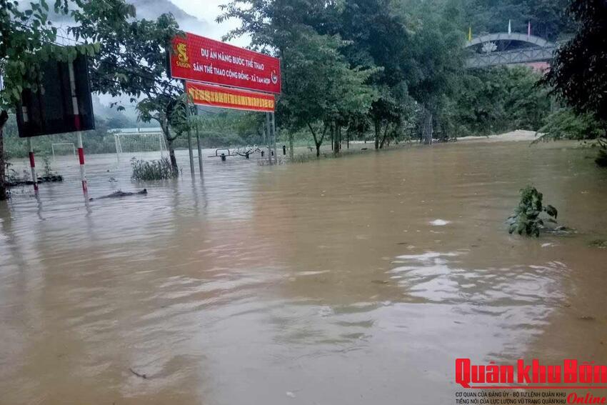 Nhiều bản làng ở huyện vùng cao Tương Dương (Nghệ An) bị cô lập