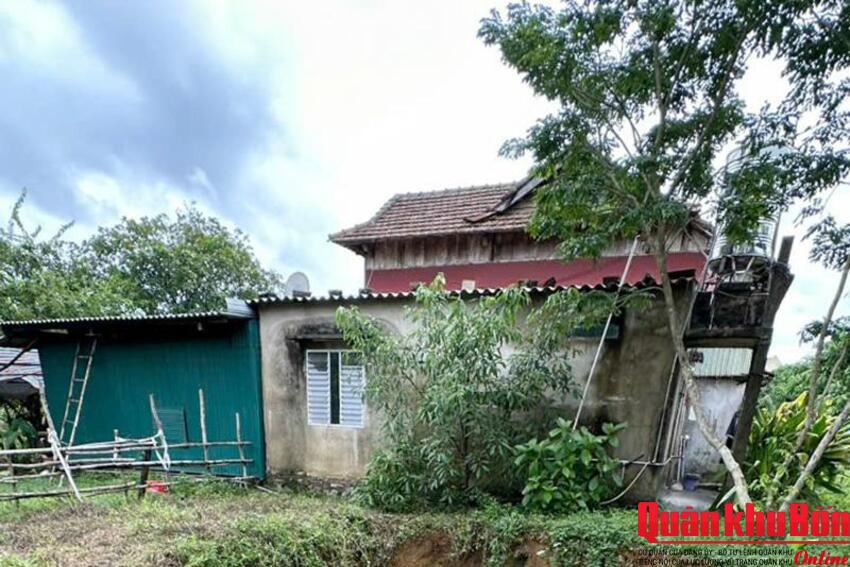 Xuất hiện một số hố sụt lớn tại xã Ngân Thủy