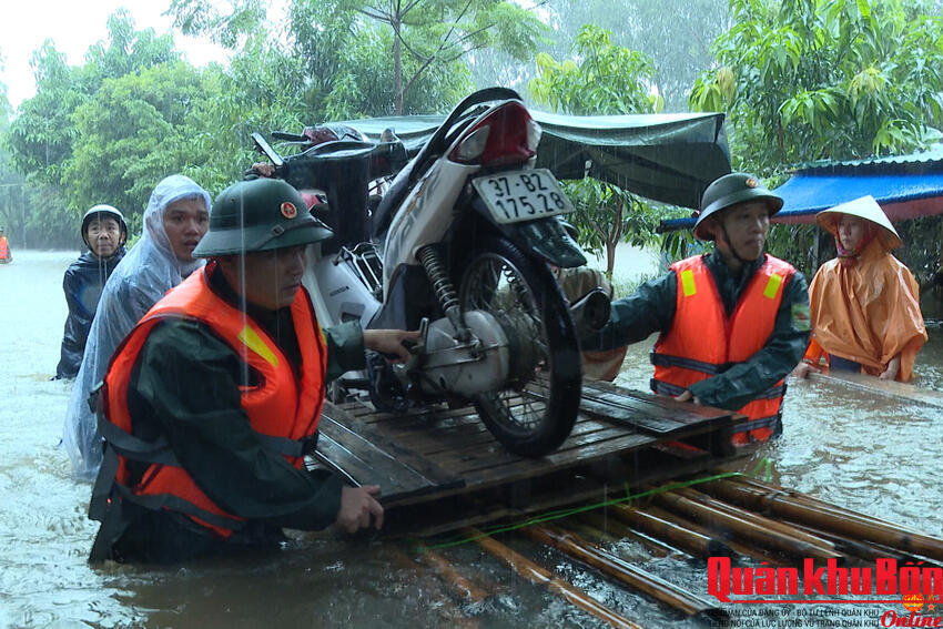 Lực lượng vũ trang thành phố Vinh: Hàng trăm cán bộ, chiến sĩ giúp Nhân dân ứng phó với mưa lũ