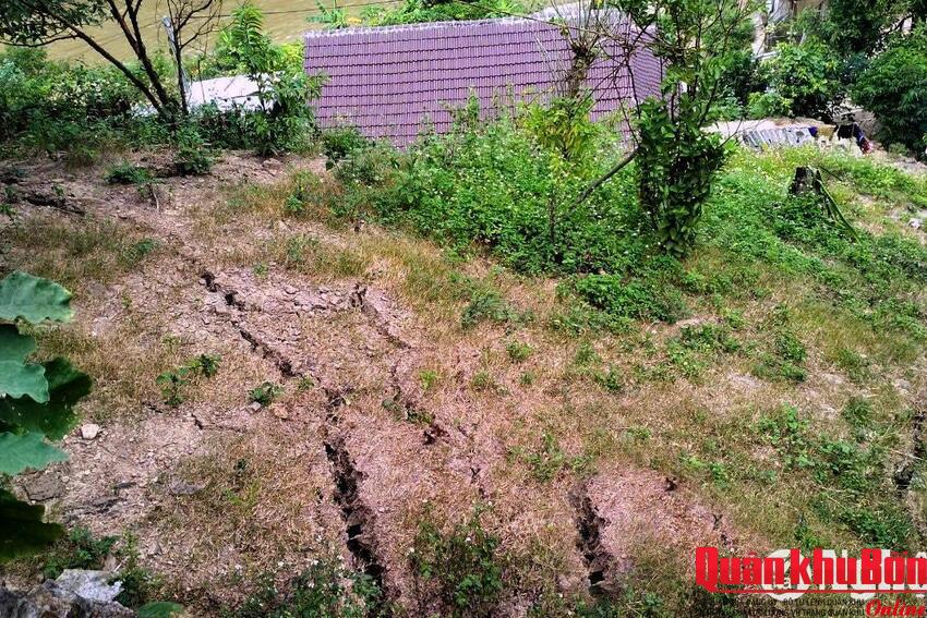 Xuất hiện vết nứt lớn trên núi, huyện Kỳ Sơn di dời khẩn cấp 5 hộ dân