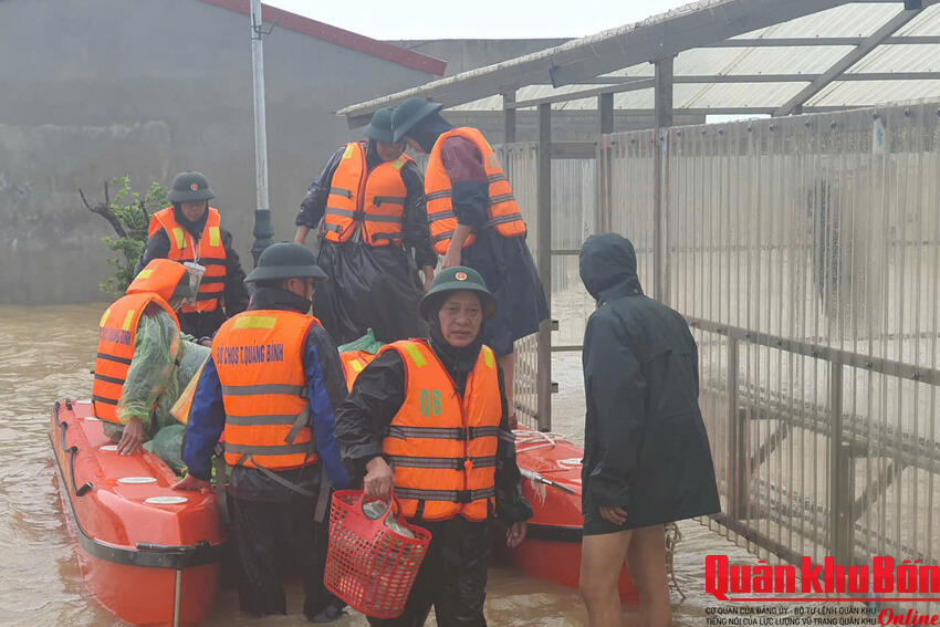 Lực lượng vũ trang các huyện Lệ Thủy, Quảng Ninh (tỉnh Quảng Bình): Ứng cứu người dân bị ngập sâu trong mưa lũ