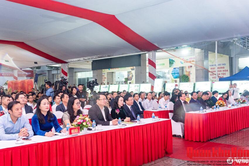 Khai mạc Triển lãm "Sắc màu di sản văn hóa, thiên nhiên và sản phẩm thủ công truyền thống Việt Nam"