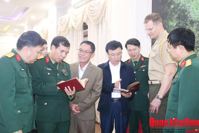 Bàn giao kỷ vật kháng chiến cho thân nhân liệt sĩ