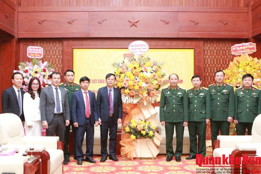 Đoàn đại biểu thành phố Vinh chúc mừng Bộ Tư lệnh Quân khu 4