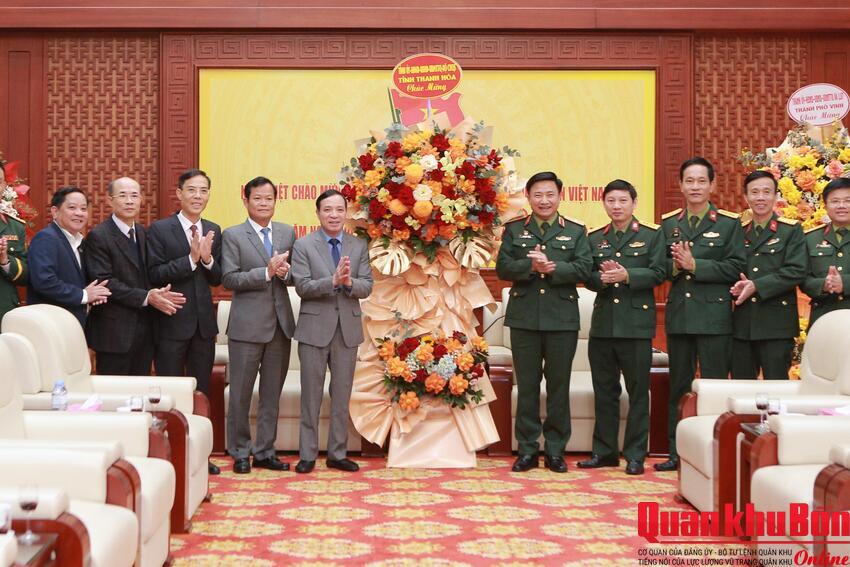Tỉnh Thanh Hóa và Trường Đại học Sư phạm Kỹ thuật Vinh chúc mừng Ngày thành lập Quân đội Nhân dân Việt Nam tại Bộ Tư lệnh Quân khu 4