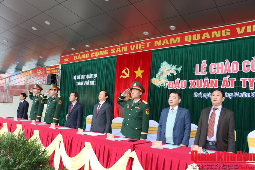 Bí thư Thành ủy Lê Trường Lưu dự Lễ chào cờ đầu năm tại Bộ Chỉ huy Quân sự thành phố Huế