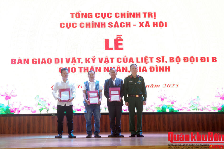 Bàn giao di vật, kỷ vật của liệt sĩ về với thân nhân, gia đình tại tỉnh Quảng Trị