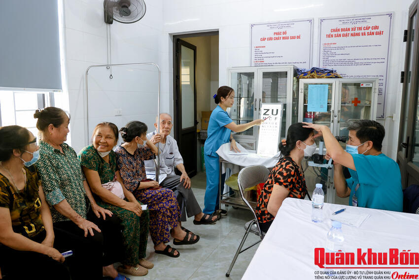 Lữ đoàn Phòng không 283:  Phối hợp khám, cấp thuốc chữa bệnh miễn phí cho Nhân dân