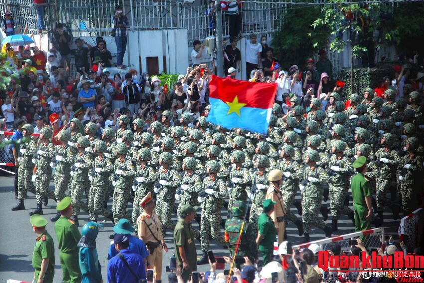 Diễu binh, diễu hành kỷ niệm 30/4 khác duyệt binh như thế nào?