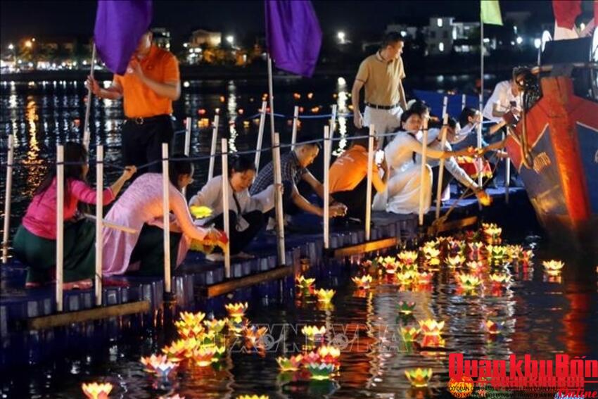 Thả hàng ngàn đèn hoa đăng trên sông Nhật Lệ để tri ân các Anh hùng liệt sĩ