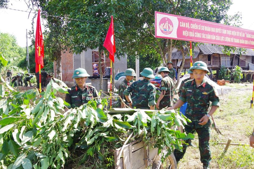 Trung đoàn 19 chung tay xóa nhà tạm, nhà dột nát và xây dựng nông thôn mới