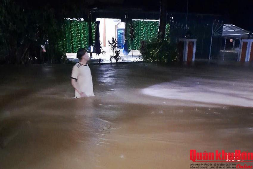 Mưa lớn kéo dài, Cẩm Xuyên “trắng đêm” sơ tán người dân và tài sản