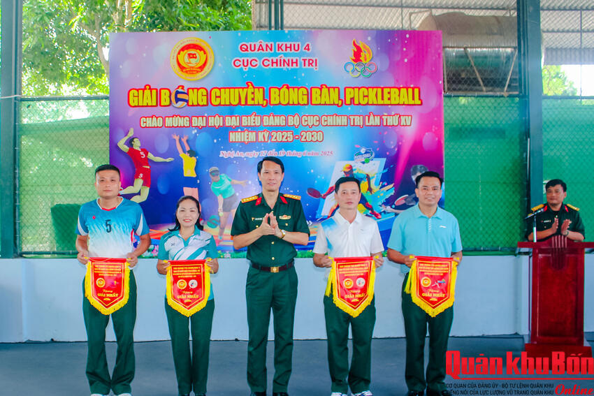 Cục Chính trị Quân khu 4 bế mạc Giải thể thao chào mừng Đại hội Đảng bộ lần thứ XV