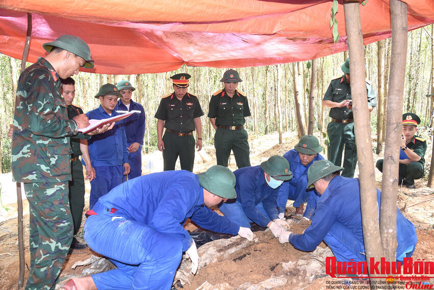 Đại tá Phạm Văn Đông, Chủ nhiệm Chính trị Quân khu 4: Kiểm tra công tác quy tập hài cốt liệt sĩ tại Quảng Trị