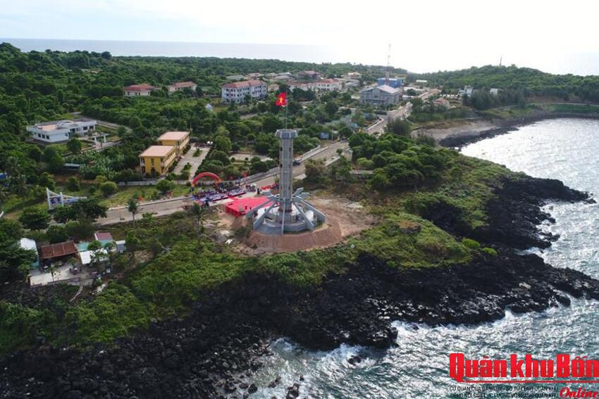 Đảo Cồn Cỏ rực rỡ cờ, băng rôn trước ngày trở thành đặc khu