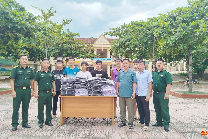 Ban Chỉ huy Phòng thủ khu vực 4 - Tương Dương (Nghệ An) hỗ trợ học sinh khó khăn