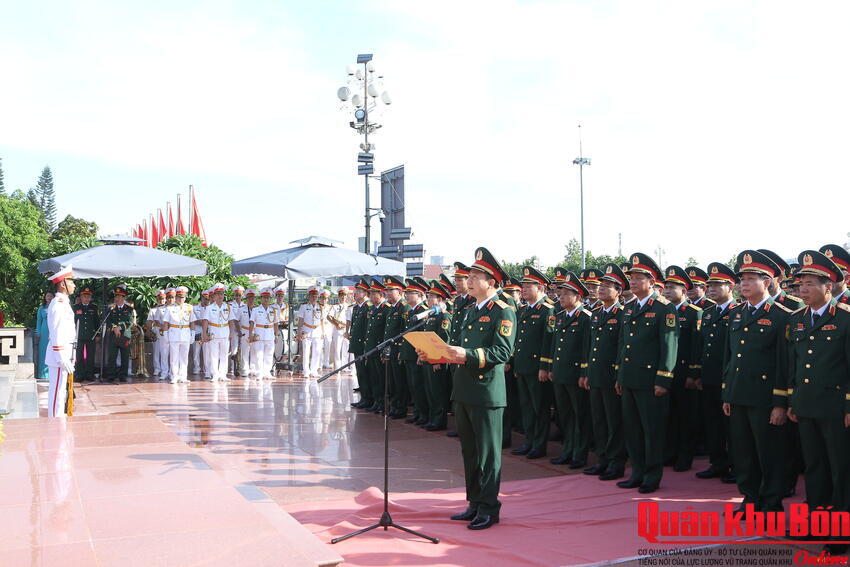 Đại hội đại biểu Đảng bộ Quân khu 4 dâng hoa, báo công với Bác tại Quảng trường Hồ Chí Minh