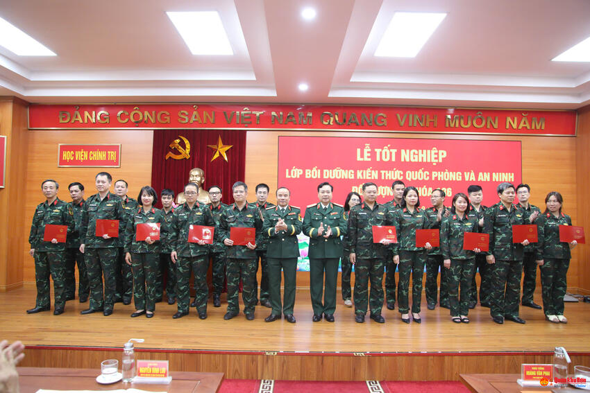 Học viện Chính trị: Tốt nghiệp Lớp Bồi dưỡng kiến thức quốc phòng và an ninh đối tượng 2 khoá 136