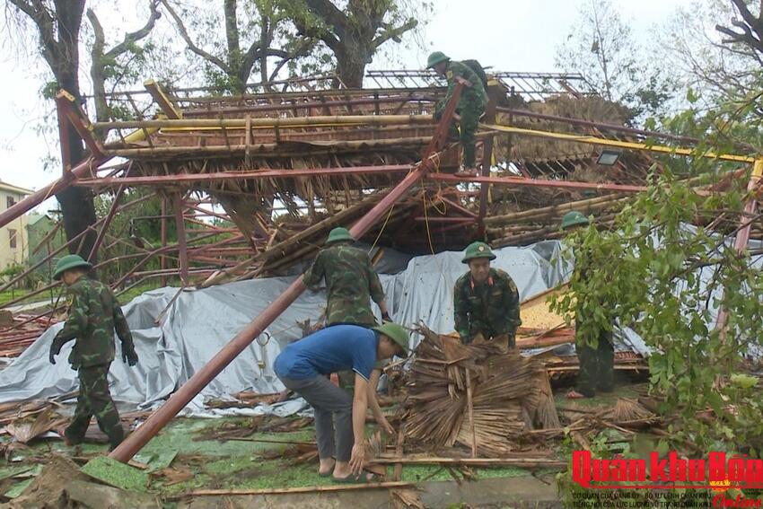 Lực lượng vũ trang Quân khu 4 nêu cao tinh thần "Phía trước là Nhân dân"